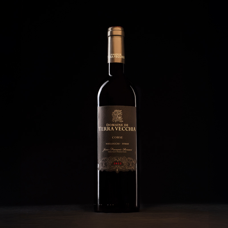 @LACRAVATEBLEUE_packshot vin-vignoble FRANCE